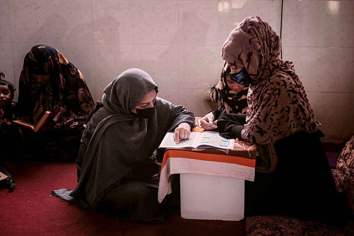 Girls and women read the Quran. (Photo by UN Women)